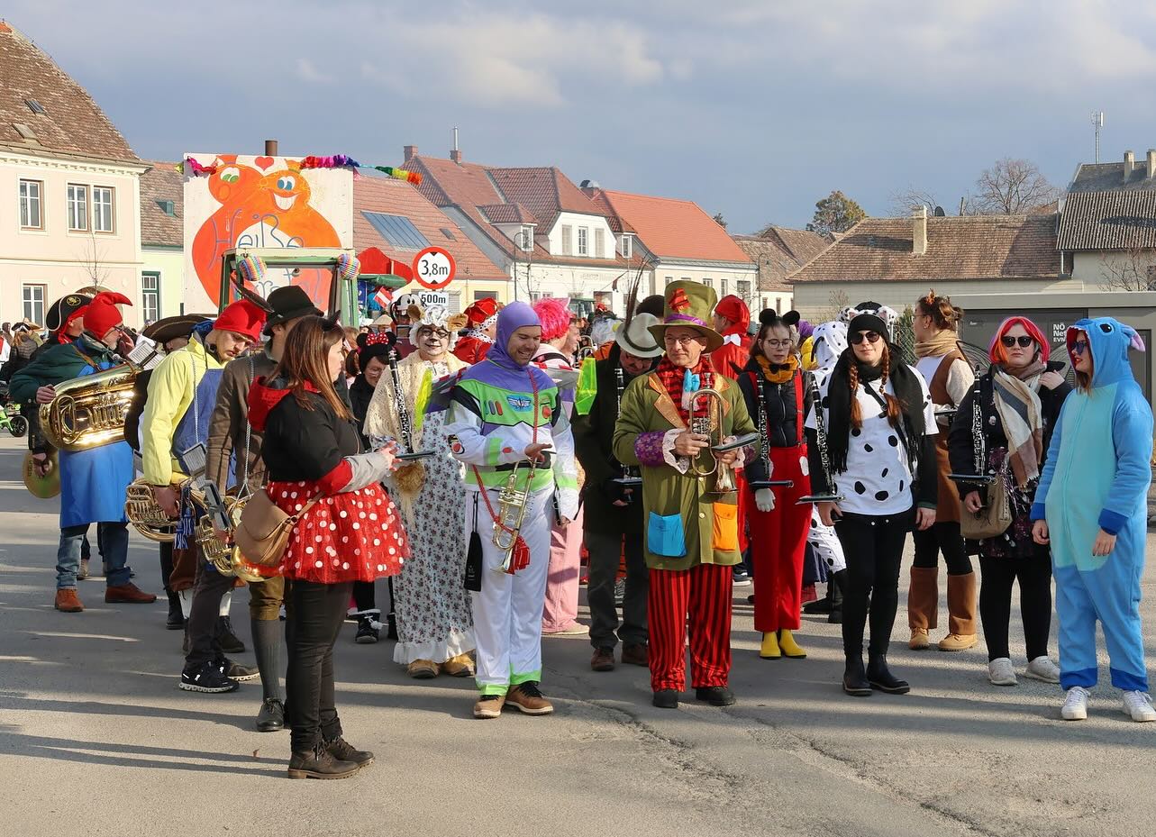 Faschingsumzug 2025
Vielen Dank für euren Besuch, fürs Mithelfen und Mitfeiern 🥳🎉🤗
©Wolfgang Hanousek