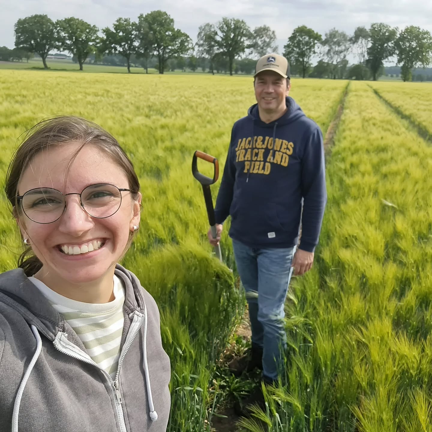 Heute haben wir eine ausführliche Feldrundfahrt gemacht, um zu schauen wo gegebenenfalls noch Pflanzenschutzmaßnahmen nötig sind. Swipe bis zum Ende um zu sehen wie hoch unser Roggen auf einem Feld ist 👀
Was schätzt ihr wann geht es los mit der Ernte? 🌾
