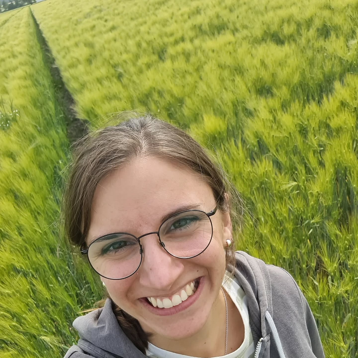 Heute haben wir eine ausführliche Feldrundfahrt gemacht, um zu schauen wo gegebenenfalls noch Pflanzenschutzmaßnahmen nötig sind. Swipe bis zum Ende um zu sehen wie hoch unser Roggen auf einem Feld ist 👀
Was schätzt ihr wann geht es los mit der Ernte? 🌾