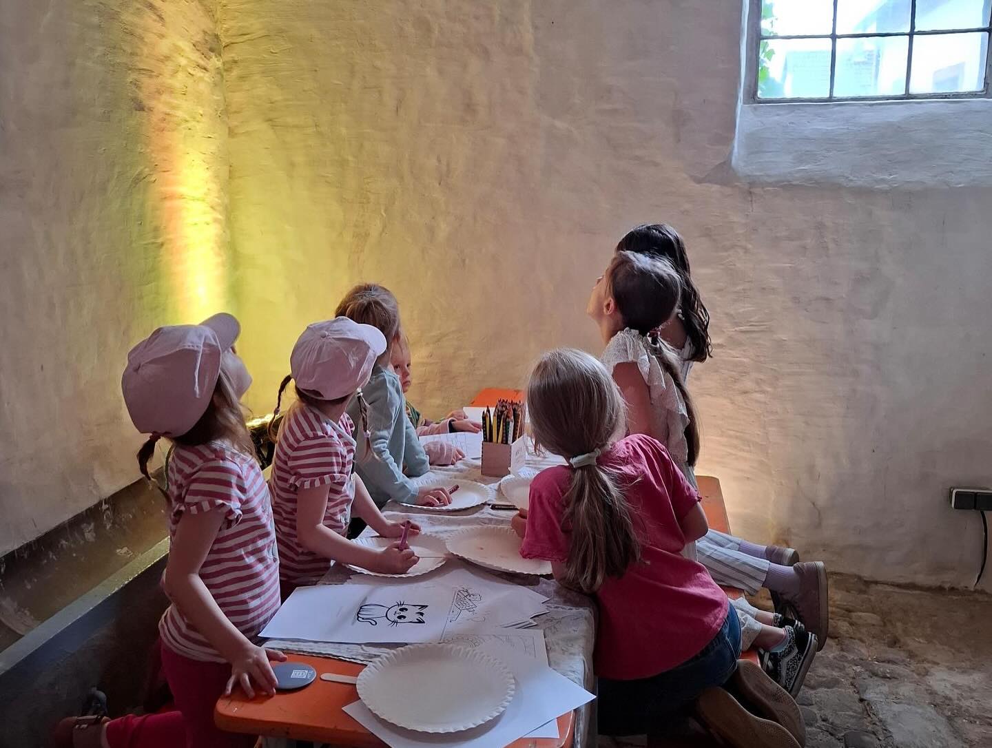Das war unser Hof.Kultur.Festival 2025! Wow! Wir freuen uns noch heute darüber, mit so vielen von euch ein paar schöne Tage verbracht zu haben. Mit allem was dazu gehört und mir ganz ganz viel Kultur. Ob es der Familientag mir Circus Lamundis und der tollen musikalischen Begleitung auf Gitarre und Klavier war. Oder die grandiose Open Stage mit acht Künstlerinnen und Künstlern! (Sowas hat Mutterstadt noch nicht gesehen!) Oder ein toller Bastelnachmittag im Altersheim mit Kindern und Bewohnern, begleitet von Kinderliedern und einer Lesung zu der Frage, wie wir im Alter gemeinsam leben möchten. Oder der wirklich lustige Film am Abend in der toll beleuchteten Scheune und der tolle Talk mit den Sportlern vom AC Mutterstadt - welche Rolle spielt Sport für die Gemeinschaft? Ihr merkt: so viel Vielfalt. Und das mit dem tollsten Publikum, das man sich wünschen kann!
Das alles wäre nicht möglich ohne viel Ehrenamt und unsere Mitglieder. Danke an euch, es macht einfach Spaß! (Es darf jede und jeder Mitglied werden! :)) Und möglich machen es vor allem auch die Unterstützer im Hintergrund, die uns die Chance geben, Kultur ohne Eintritt, also für alle, zu zeigen. Danke von Herzen an die Bürgerstiftung Mutterstadt und die VR Bank Rhein-Neckar eG!