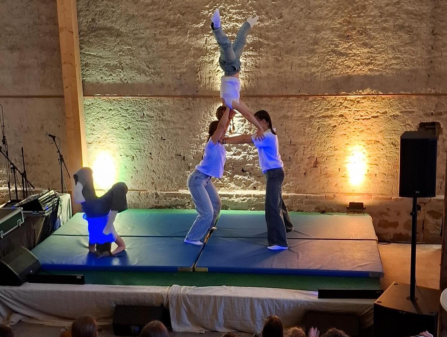 Das war unser Hof.Kultur.Festival 2025! Wow! Wir freuen uns noch heute darüber, mit so vielen von euch ein paar schöne Tage verbracht zu haben. Mit allem was dazu gehört und mir ganz ganz viel Kultur. Ob es der Familientag mir Circus Lamundis und der tollen musikalischen Begleitung auf Gitarre und Klavier war. Oder die grandiose Open Stage mit acht Künstlerinnen und Künstlern! (Sowas hat Mutterstadt noch nicht gesehen!) Oder ein toller Bastelnachmittag im Altersheim mit Kindern und Bewohnern, begleitet von Kinderliedern und einer Lesung zu der Frage, wie wir im Alter gemeinsam leben möchten. Oder der wirklich lustige Film am Abend in der toll beleuchteten Scheune und der tolle Talk mit den Sportlern vom AC Mutterstadt - welche Rolle spielt Sport für die Gemeinschaft? Ihr merkt: so viel Vielfalt. Und das mit dem tollsten Publikum, das man sich wünschen kann!
Das alles wäre nicht möglich ohne viel Ehrenamt und unsere Mitglieder. Danke an euch, es macht einfach Spaß! (Es darf jede und jeder Mitglied werden! :)) Und möglich machen es vor allem auch die Unterstützer im Hintergrund, die uns die Chance geben, Kultur ohne Eintritt, also für alle, zu zeigen. Danke von Herzen an die Bürgerstiftung Mutterstadt und die VR Bank Rhein-Neckar eG!