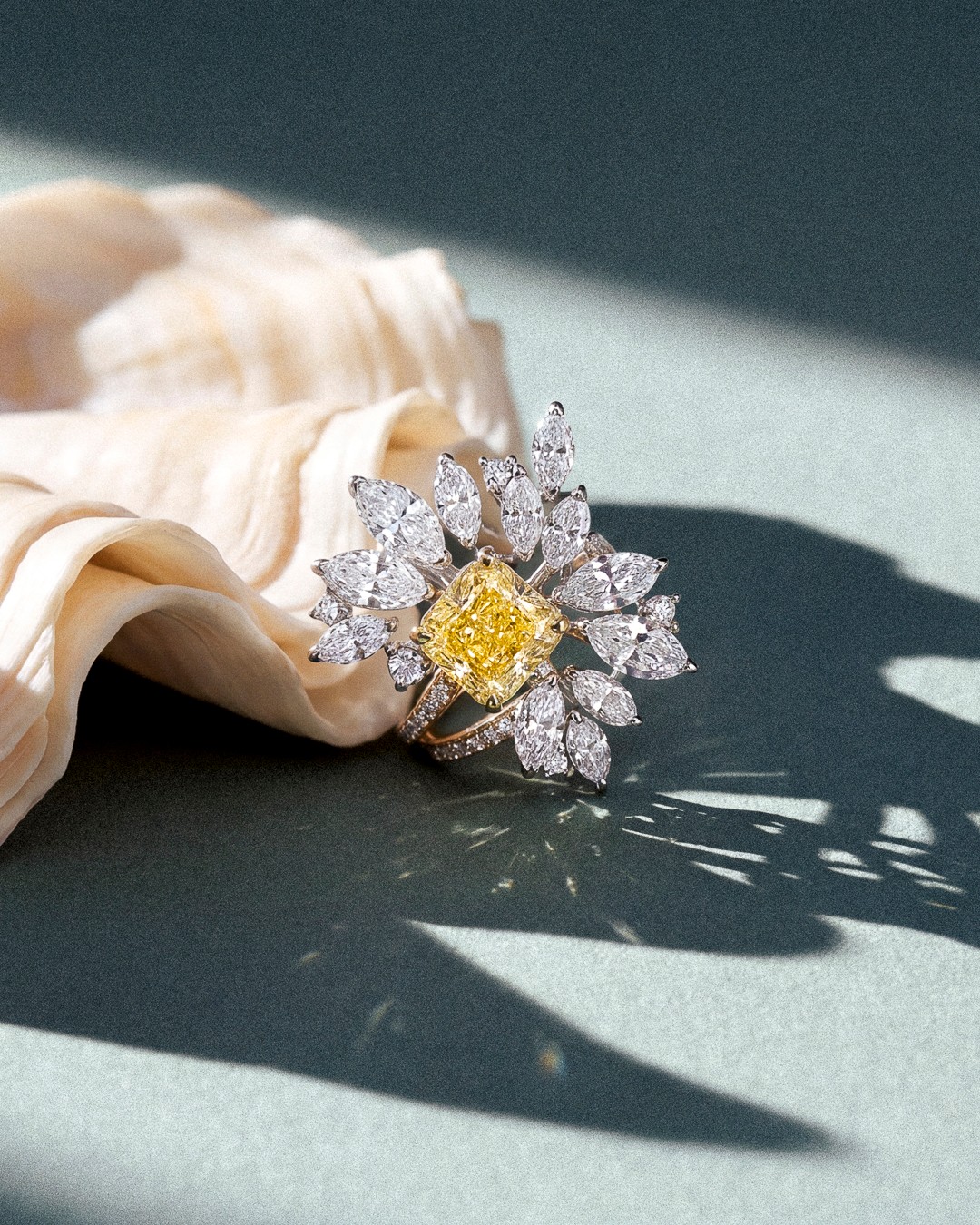 Auréa en train de naître dans nos ateliers.
Pendant 38 heures, la bague prend vie entre les mains de nos artisans joailliers à Paris.
Chaque volume, chaque serti, chaque diamant est travaillé pour créer un mouvement organique autour de la pierre centrale.
Une composition inspirée de la lumière, de la nature et de cet équilibre fragile entre force et délicatesse.
Rien n’est laissé au hasard.
Chaque détail demande du temps, du regard et une précision absolue.
Chez Amantys, la Haute Joaillerie se construit lentement. À la main.
—
Auréa coming to life inside our ateliers.
For 38 hours, the ring takes shape in the hands of our master artisans in Paris.
Every volume, every setting, every diamond is crafted to create an organic movement around the center stone.
A composition inspired by light, nature, and the delicate balance between strength and softness.
Nothing is left to chance.
Every detail requires time, attention and absolute precision.
At Amantys, High Jewelry is built slowly. By hand.
#amantys #hautejoaillerie #highjewelry #atelier #paris