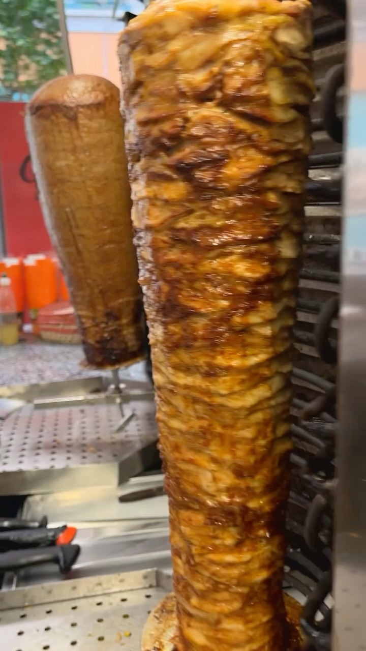 Der beste Döner in 3, 2, 1... 🥙
Frisches Fleisch, knackiger Salat und Saucen, die ihr einfach probiert haben müsst. We